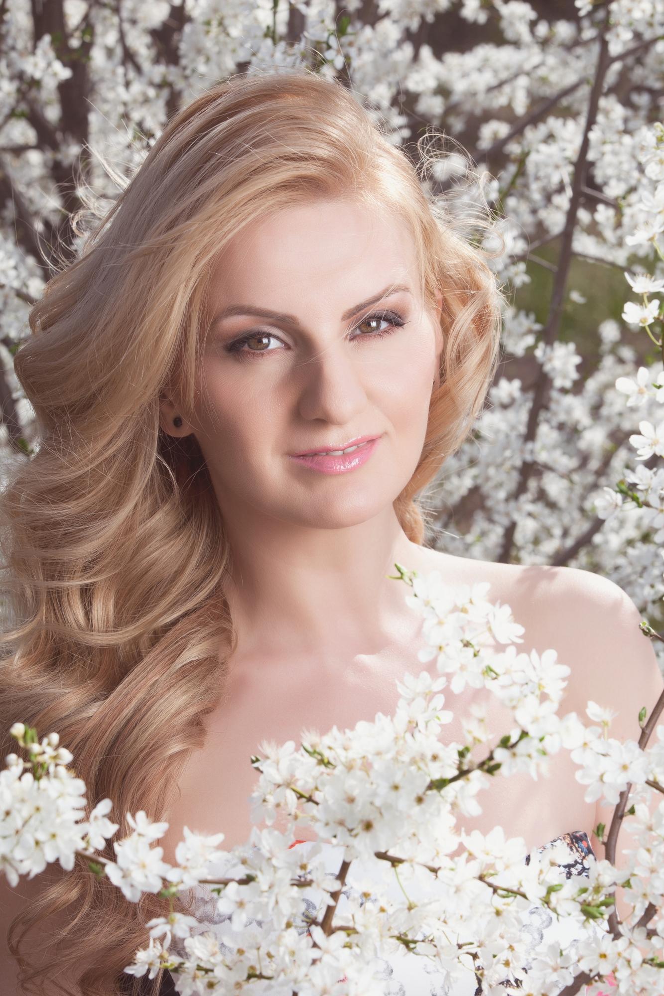 Natalia Selegean c&acirc;ntă alături de alți colegi X Factor &icirc;ntr-un spectacol &icirc;n folosul deficienților de vedere din Rom&acirc;nia