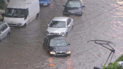 Potopul a făcut ravagii în Bucureşti! Pasajul Unirii a fost inundat, circulaţia este deviată
