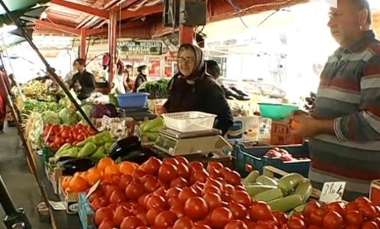 Ploile și frigul scumpesc legumele și fructele