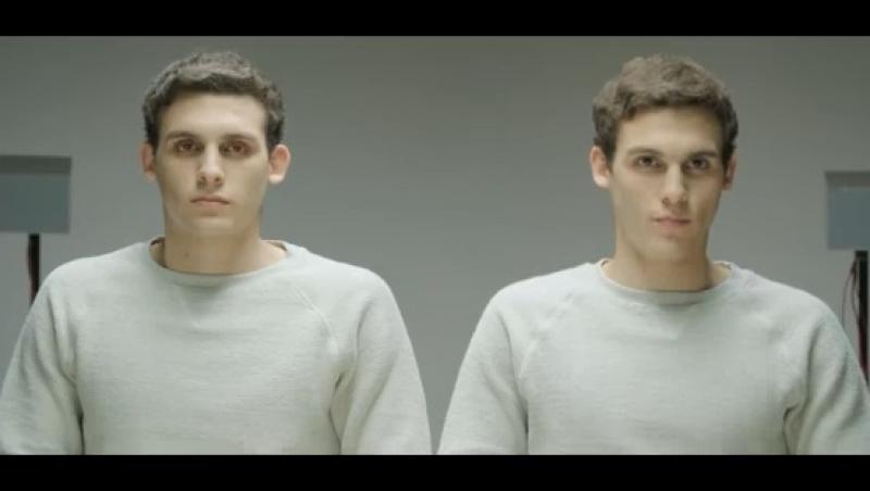 VIDEO! Sunt identici, dar ceva îi deosebește: Experimentul care arată ce se întâmplă cu oamenii care MESTECĂ GUMĂ