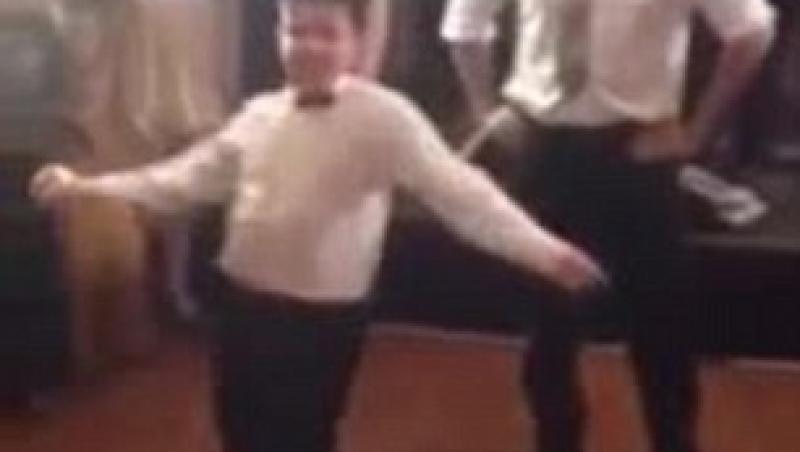 Este cel mai tare DANS de la o nuntă! Tatăl şi fiul se 