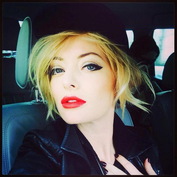 Uite ce ascultă Delia, jurata X Factor, &icirc;n maşină! N-ai idee unde &icirc;şi ţine ochelarii &icirc;n timp ce conduce!