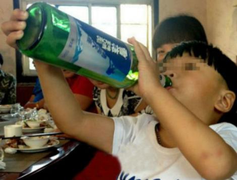 Cel mai tânăr alcoolic are doi ani și nu este anonim: El este micul chinez care bea bere și nu se îmbată!