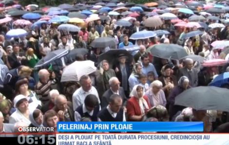 Pelerinaj prin ploaie pe străzile Sucevei! Mii de credincioşi s-au închinat la Mânăstirea "Sf. Ioan cel Nou"
