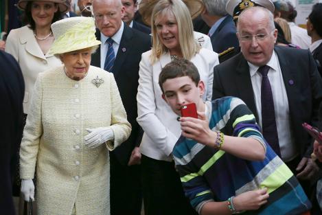 Selfie cu sânge albastru. Regina Marii Britanii, surprinsă într-o fotografie de ultimă generație