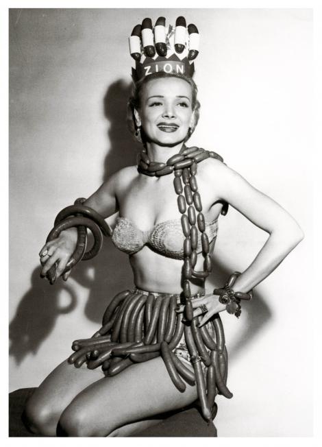FOTO: Cum arăta câştigătoarea unui concurs de frumuseţe în urmă cu aproape 60 de ani! Ea este Miss "Cârnat" 1955