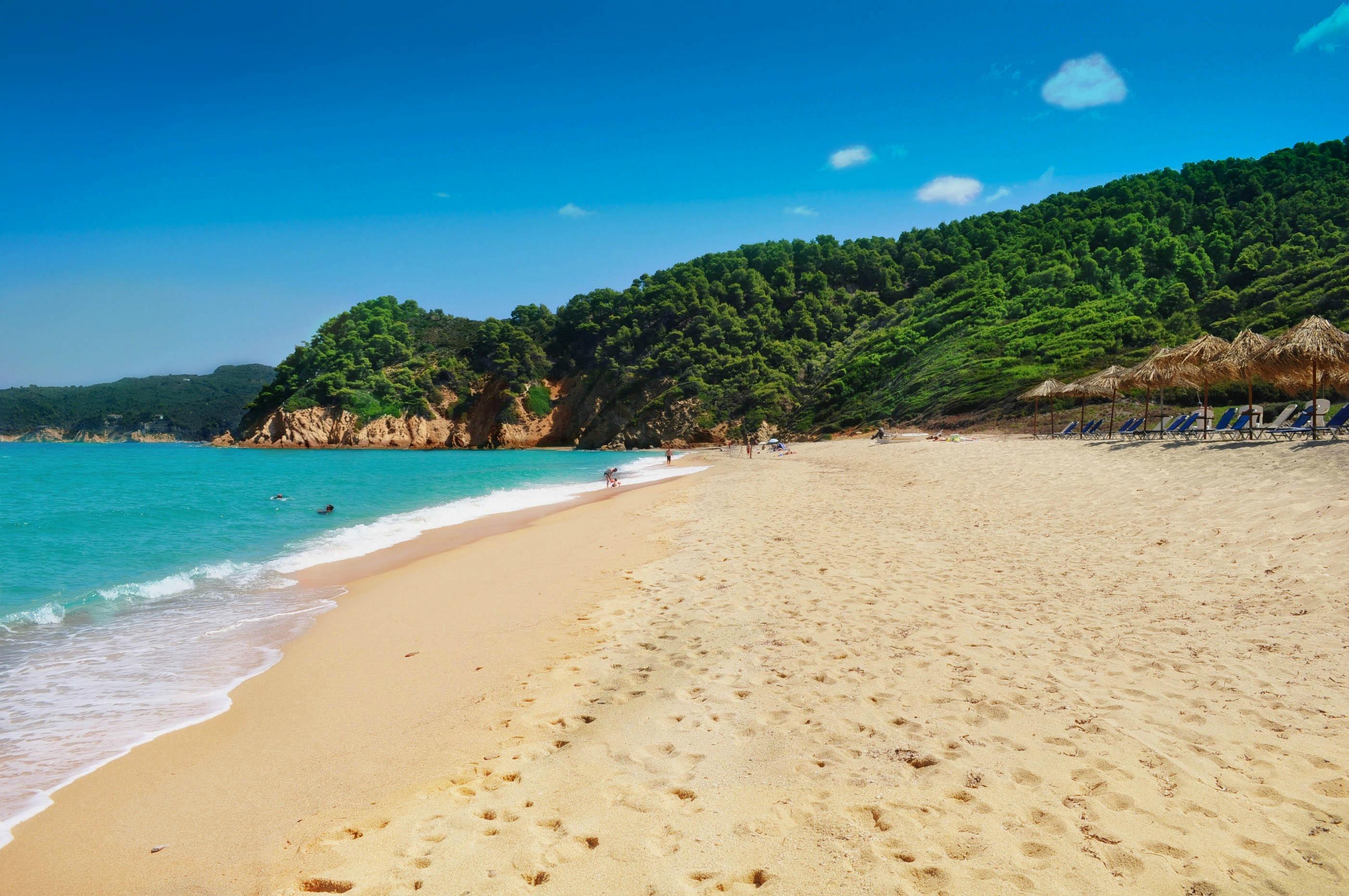 Ape cristaline si paduri de pini, in Insula Skiathos