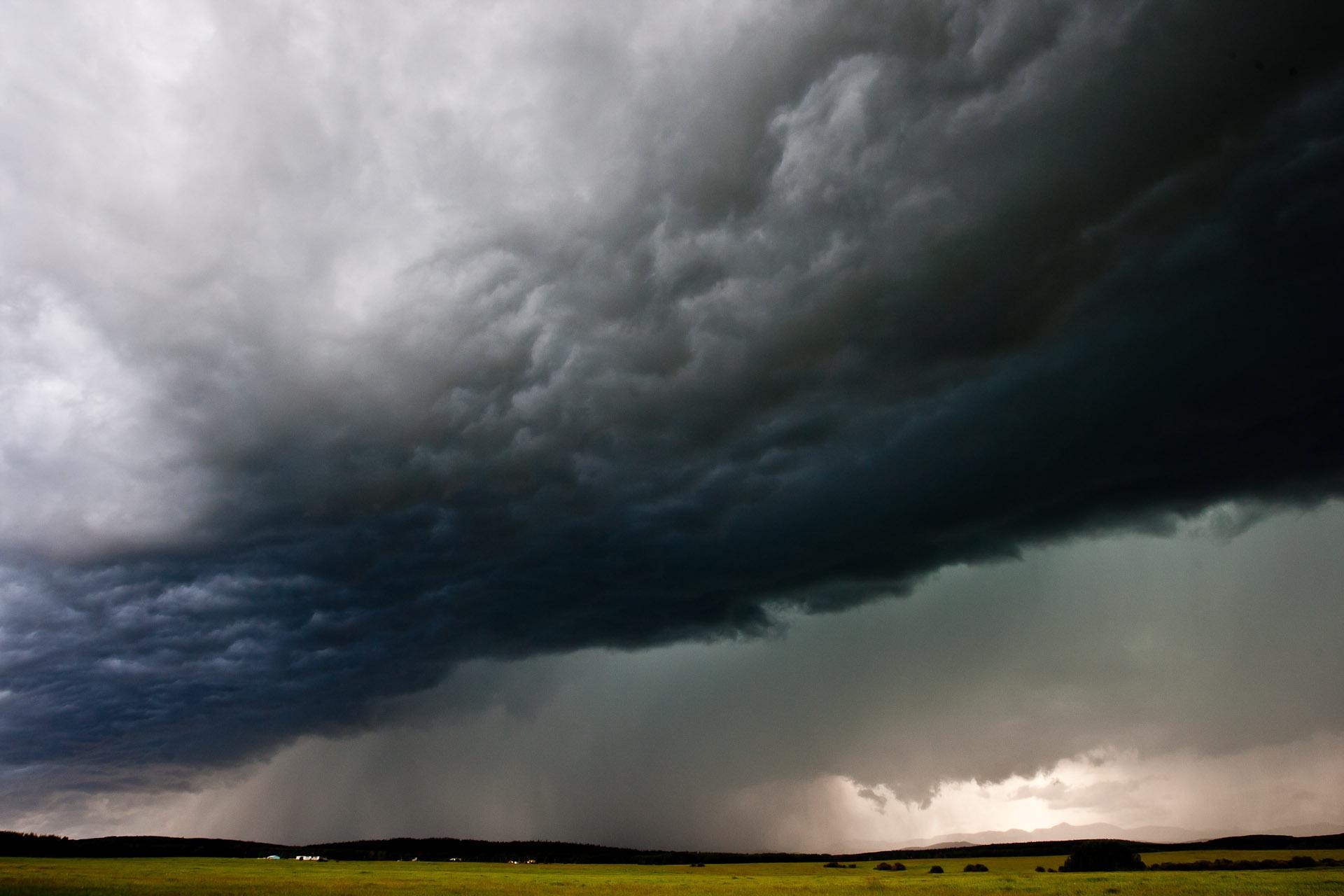 Furtunile continuă să facă prăpăd &icirc;n mai multe zone ale ţării
