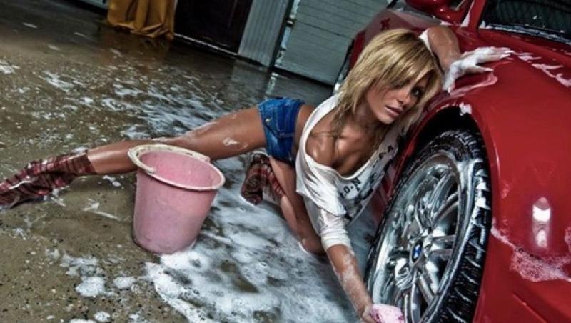 Galerie FOTO +18! Ud și rece: peisajul de vis al domnilor care își spală mașinile AICI!