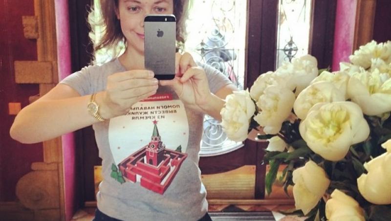 VIDEO- Întâmplare dezastruoasă!  O jurnalistă și-a rupt nasul după ce a căzut ASTA peste ea