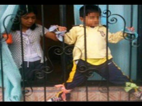 ŞOCANT! Poate fi numită mamă? Și-a legat copilul de gratiile ferestrei