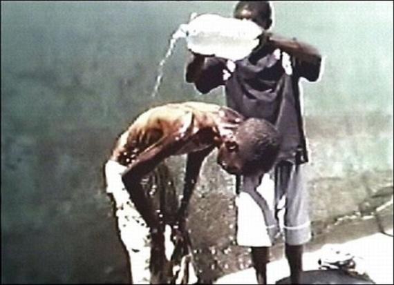 Imagini HALUCINANTE! Pușcăriașii din Zimbabwe se TRANSFORMĂ &Icirc;N UMBRE!