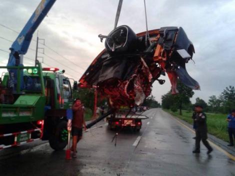 FOTO ŞOCANT: Daună TOTALĂ! O maşină de 250.000 de euro s-a RUPT în DOUĂ, după un impact TERIBIL