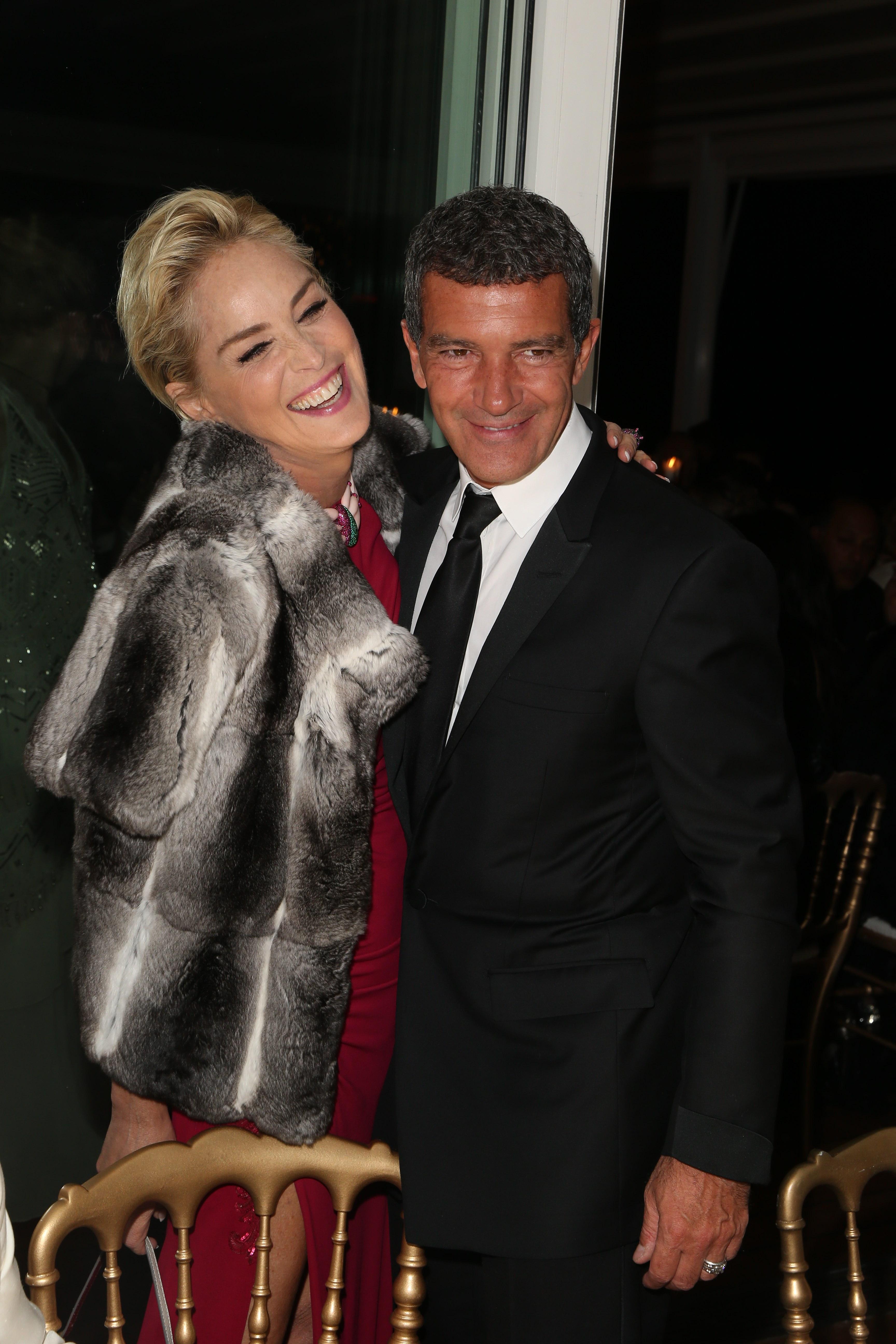 Toate femeile &icirc;l doresc, dar nu și ea: Sharon Stone neagă faptul că ar fi iubita lui Antonio Banderas