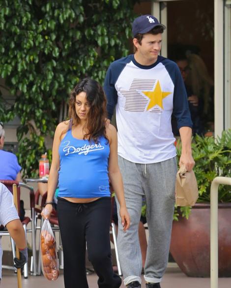 Mila Kunis, cu burtica la vedere: Nu îi pasă că este însărcinată și poartă haine mulate!