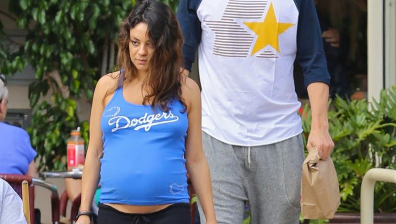 Mila Kunis, cu burtica la vedere: Nu îi pasă că este însărcinată și poartă haine mulate!