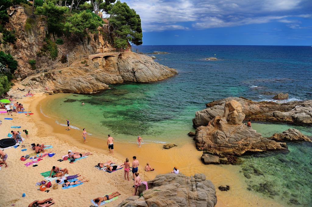 Vacanța perfectă &icirc;ntr-un tablou cu răsărit de soare