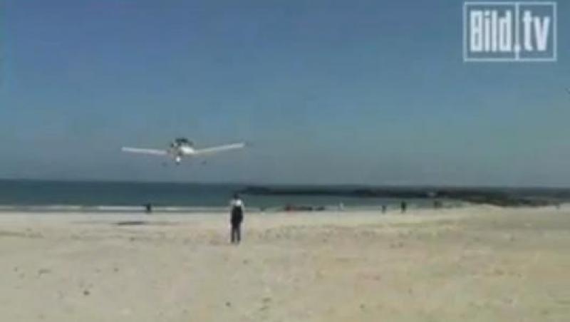 VIDEO! Stai pe plajă şi... vine avionul peste tine