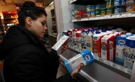 Alertă în toată ţara! Lapte cu ANTIBIOTIC pe rafturile supermarketurilor