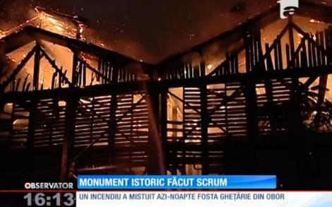 Incendiu de proporţii! Un monument istoric din Bucureşti s-a făcut scrum