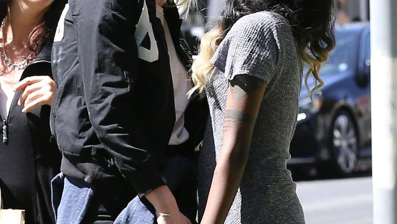 Fiica lui Kim Basinger se iubeşte cu o femeie: Uite cum se sărută în plină stradă!