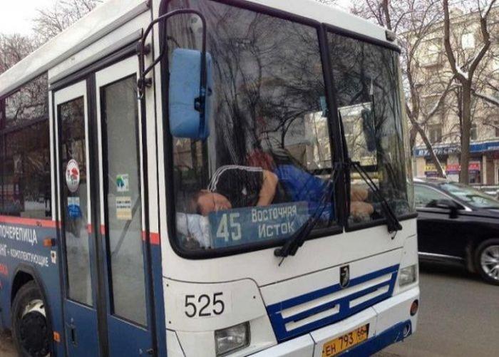 EL STĂ BINE MERSI! Aglomerație în autobuz? Iată ce poți face în loc să te îngrămădești cu ceilalți