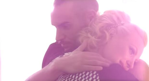 Cosmin Soare e pe val: Finalistul &rdquo;Rom&acirc;nia Dansează&rdquo; este starul noului clip al Amnei