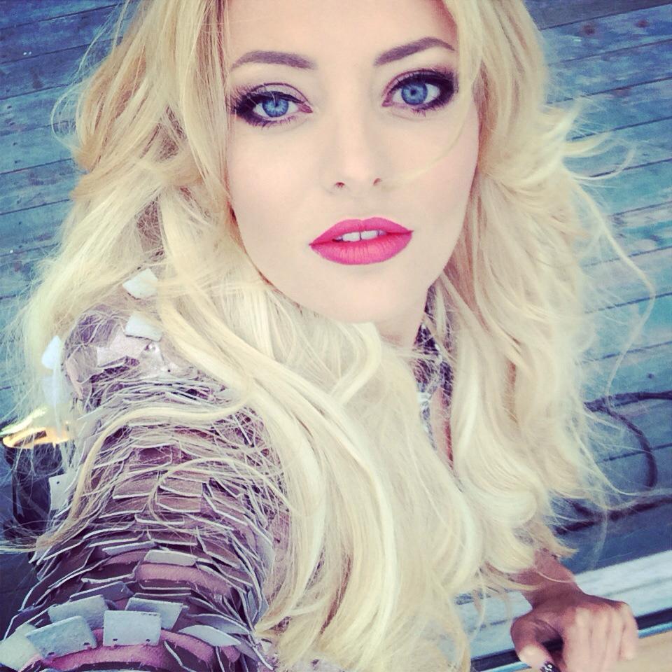 Frumoasă foc! Uite cum arată Delia, jurata X Factor, la primele ore ale dimineţii!