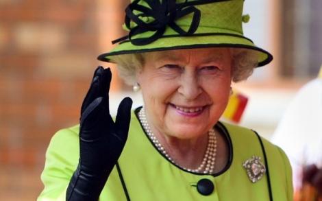 Foto: E uimitor câtă putere are: Regina Elisabeta a II-a Marii Britanii călăreşte şi la 88 de ani!