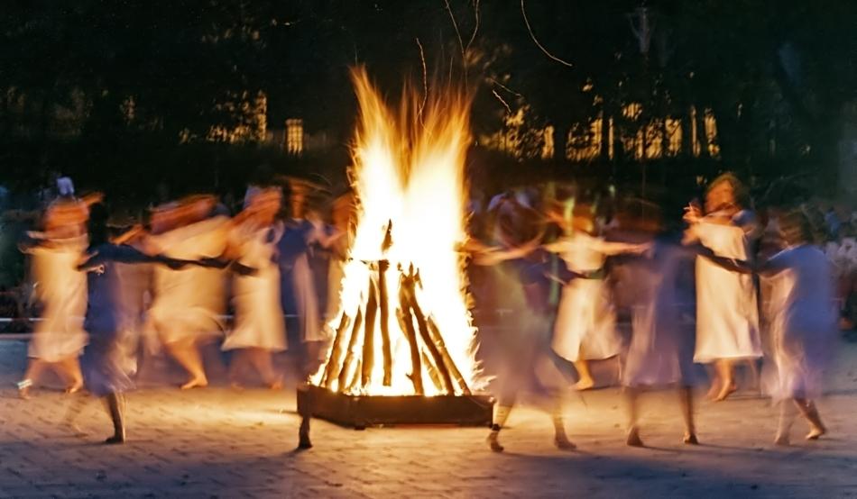Rom&acirc;nii sărbătoresc Rusaliile. Ai auzit de "hora ielelor"? Iată ce NU este bine să faci &icirc;n aceaste zile