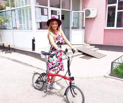 Andreea Bănică, sexy pe bicicletă: Iată cum se distrează vedeta!