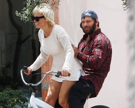 FOTO! Pamela Anderson a ieșit din casă nemachiată să-și plimbe soțul cu bicicleta