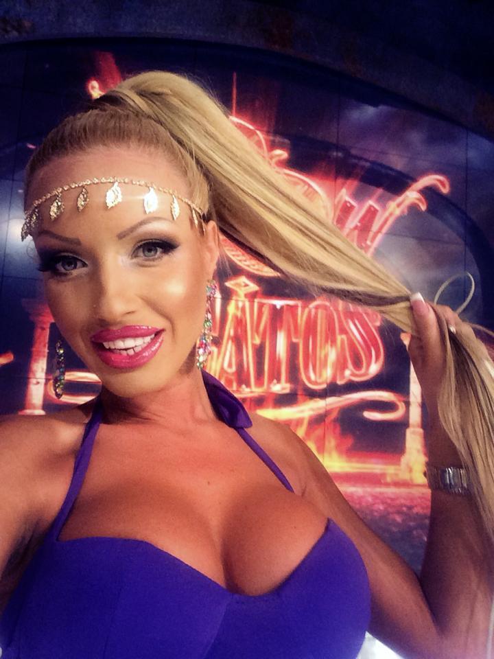 FOTO! Loredana Chivu face victime peste hotare, cu un costum de baie demențial