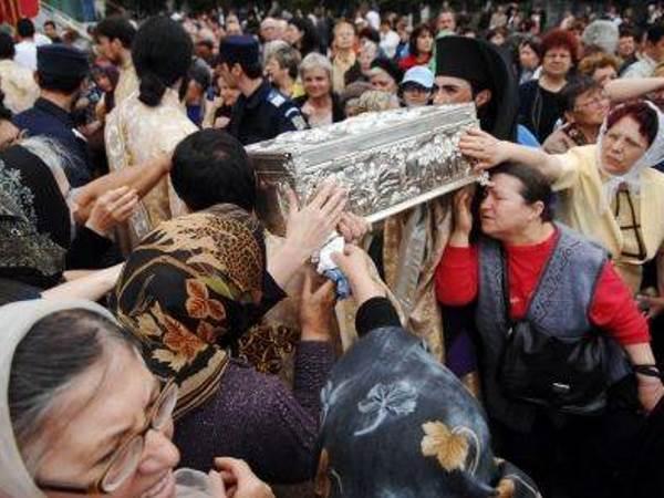 Sute de credincioşi s-au luptat ca să ajungă la Moaştele lui Constantin Br&acirc;ncoveanu