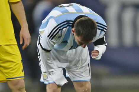 VIDEO: Messi are din nou probleme! Starul argentinian a vomitat pe teren