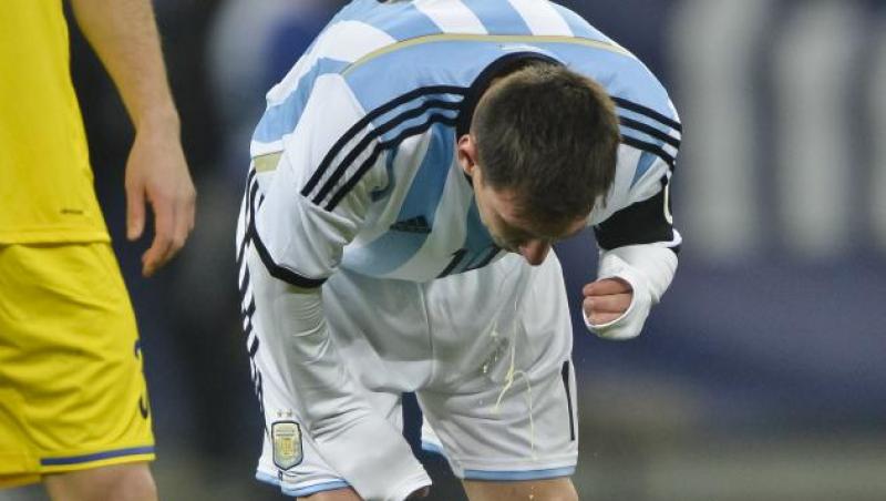 VIDEO: Messi are din nou probleme! Starul argentinian a vomitat pe teren