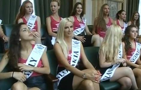 Atentat cu bombe sexy! Concurentele de la Miss Turism European au luat cu asalt clădirea Parlamentului