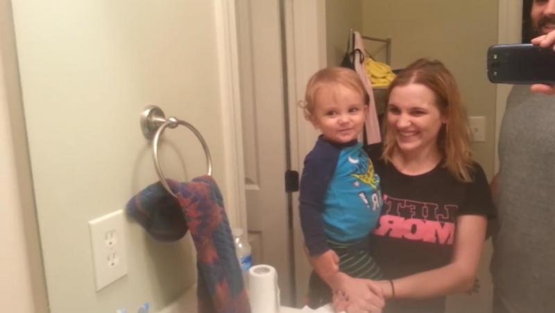 Un copil de nici doi ani descoperă că îşi poate mişca sprâncenele