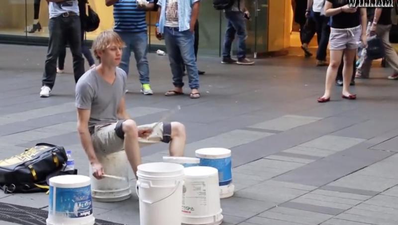 Cântă la găleţi goale