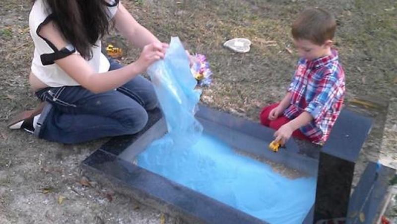 TULBURĂTOR! O mamă a transformat mormântul fiului decedat într-un loc de joacă pentru ca frățiorul să-l “simtă”
