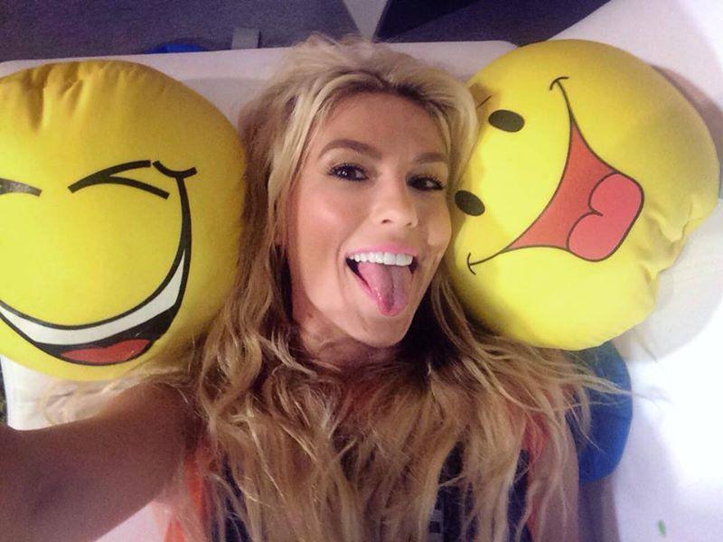 Ei sunt artiştii cu cele mai trăznite selfie-uri! Vezi care e cel mai tare