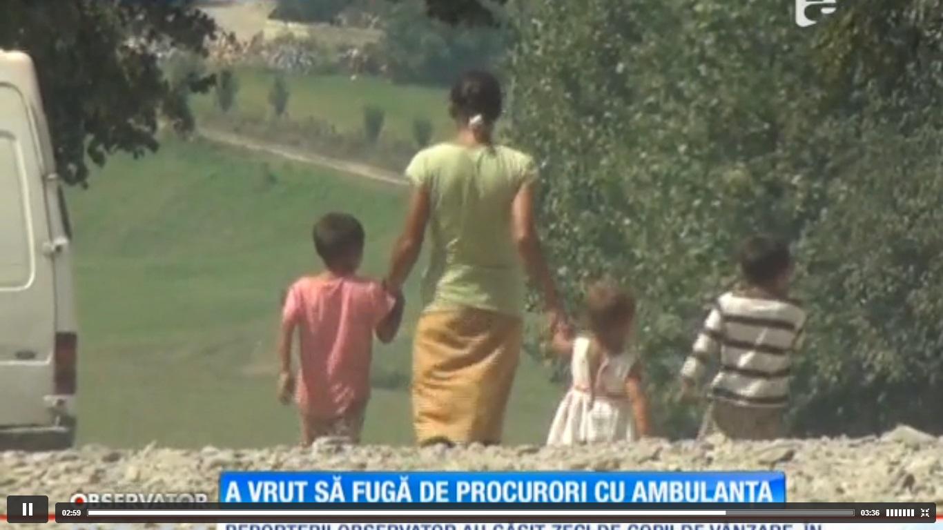 ȘOCANT! După ce a v&acirc;ndut copii pe bandă rulantă, a &icirc;ncercat să fugă de procurori cu ambulanța