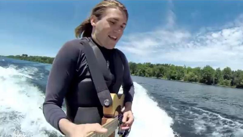VIDEO! Concert pe valuri: Un canadian cântă la chitară în timp ce face surf