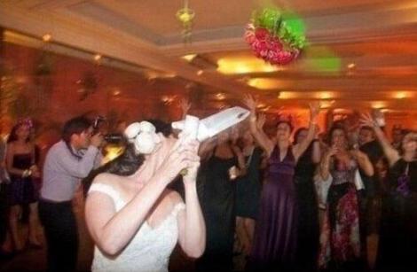 S-a uitat prea mult al fotbal: Iată ce a făcut un nuntaş cu buchetul miresei!