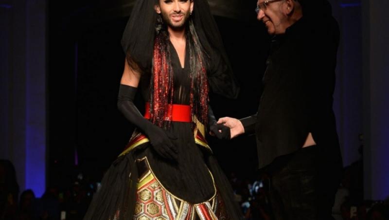 Mireasa NEAGRĂ! Conchita Wurst a făcut senzație pe podiumul de la Paris Fashion Week! Vezi ce rochie uluitoare a purtat