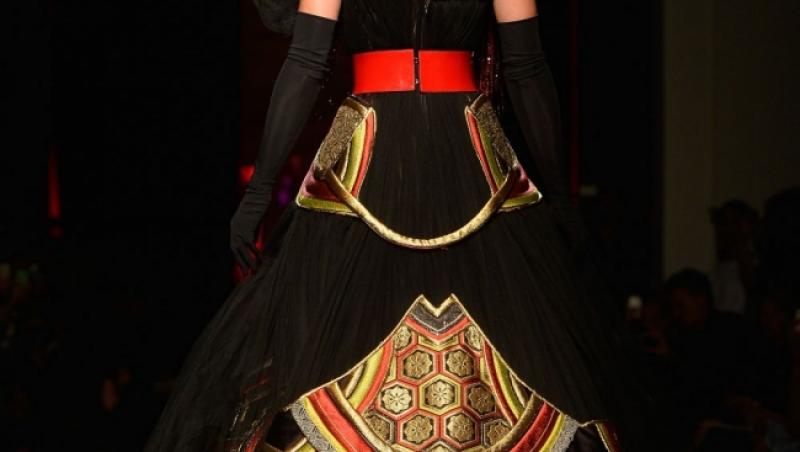 Mireasa NEAGRĂ! Conchita Wurst a făcut senzație pe podiumul de la Paris Fashion Week! Vezi ce rochie uluitoare a purtat