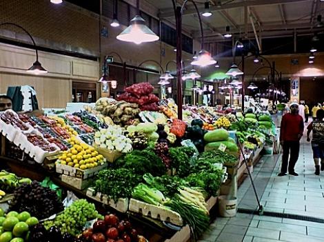 Fructele româneşti n-au loc în pieţe din cauza celor de import