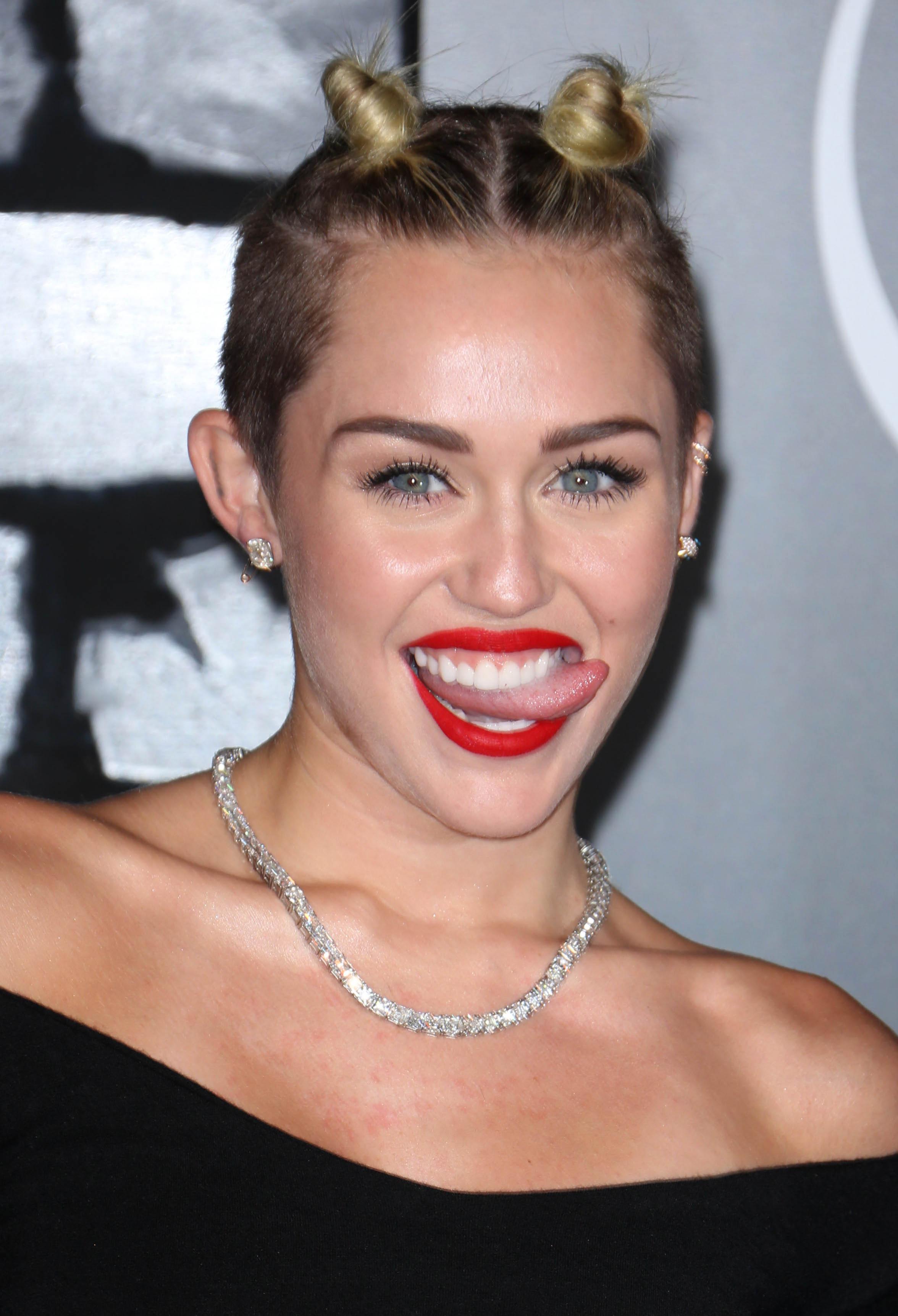 FOTO! Miley Cyrus, cu buchetul de flori &icirc;n păr