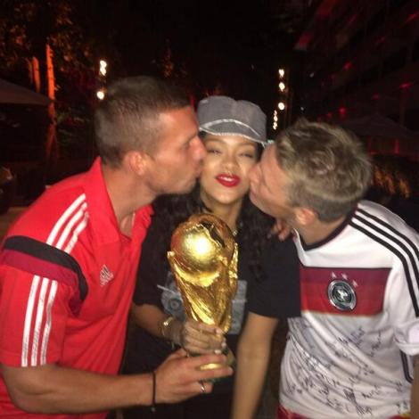 Rihanna i-a cucerit pe nemţi: Shweinsteiger şi Podolski i-au dat cupa!