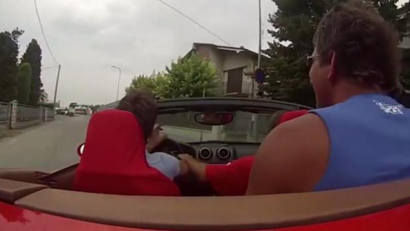 A distrus un Ferrari la drive test: Uite cum a intrat cu bolidul într-un gard!